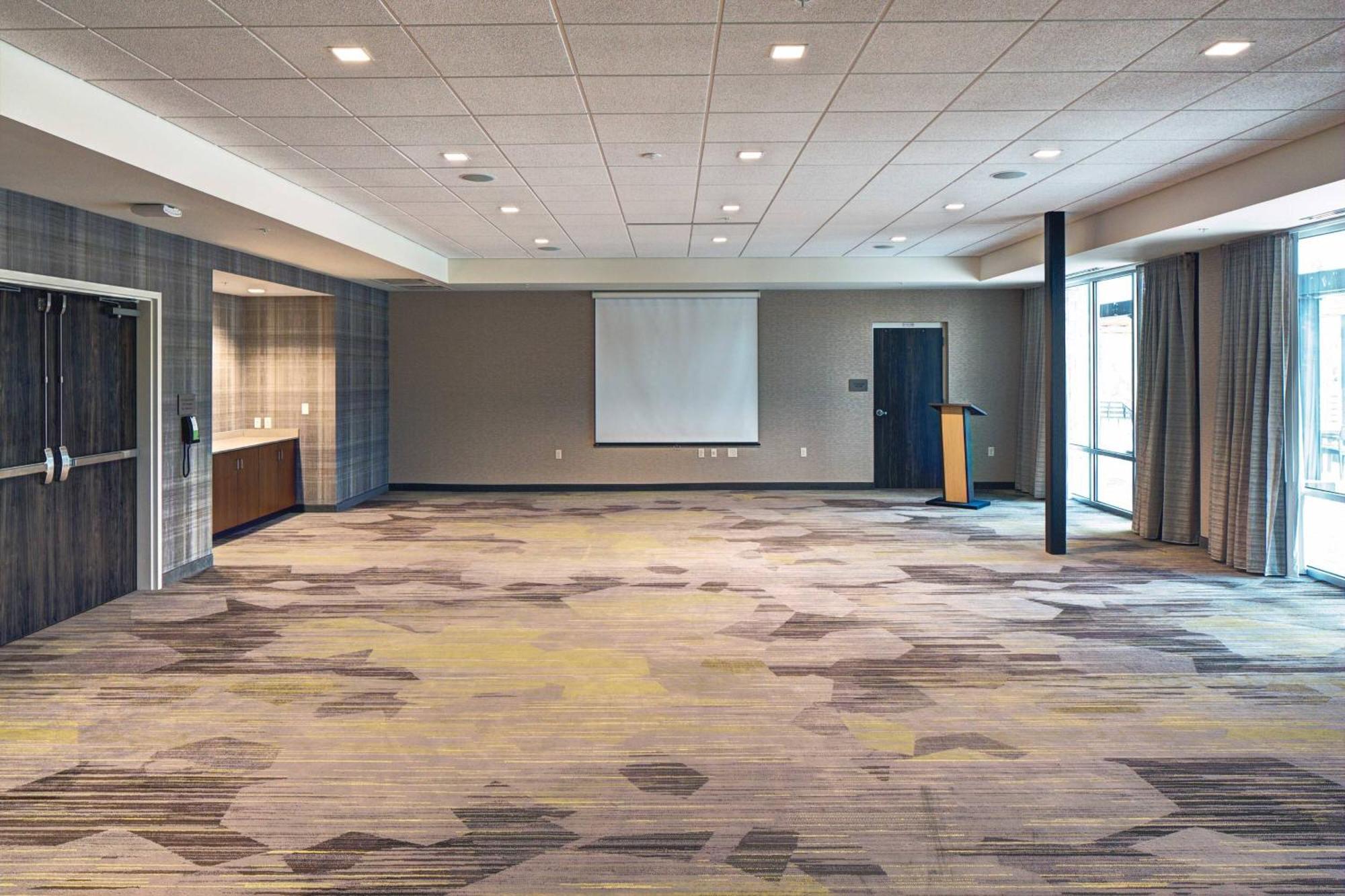 Courtyard By Marriott Appleton Riverfront Bagian luar foto