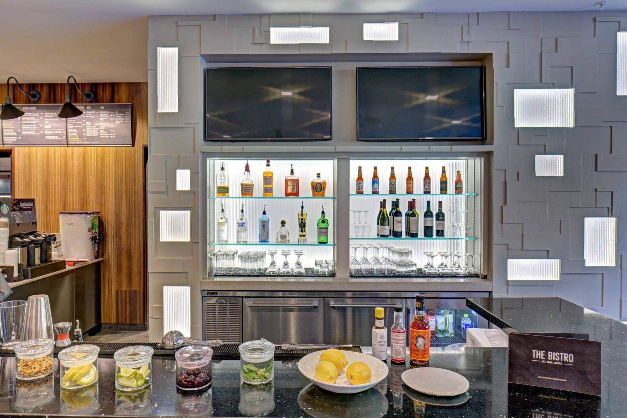 Courtyard By Marriott Appleton Riverfront Bagian luar foto