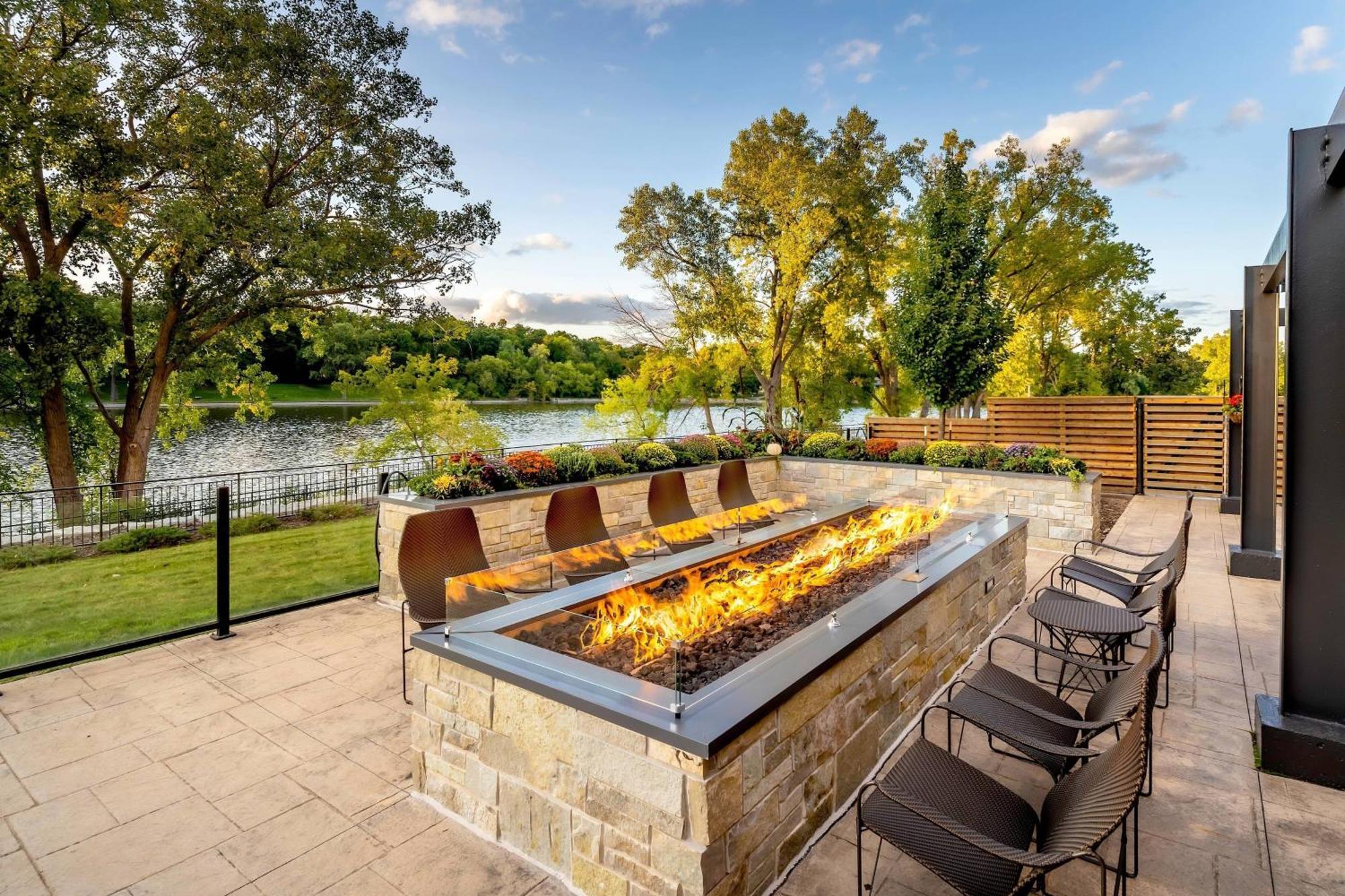 Courtyard By Marriott Appleton Riverfront Bagian luar foto