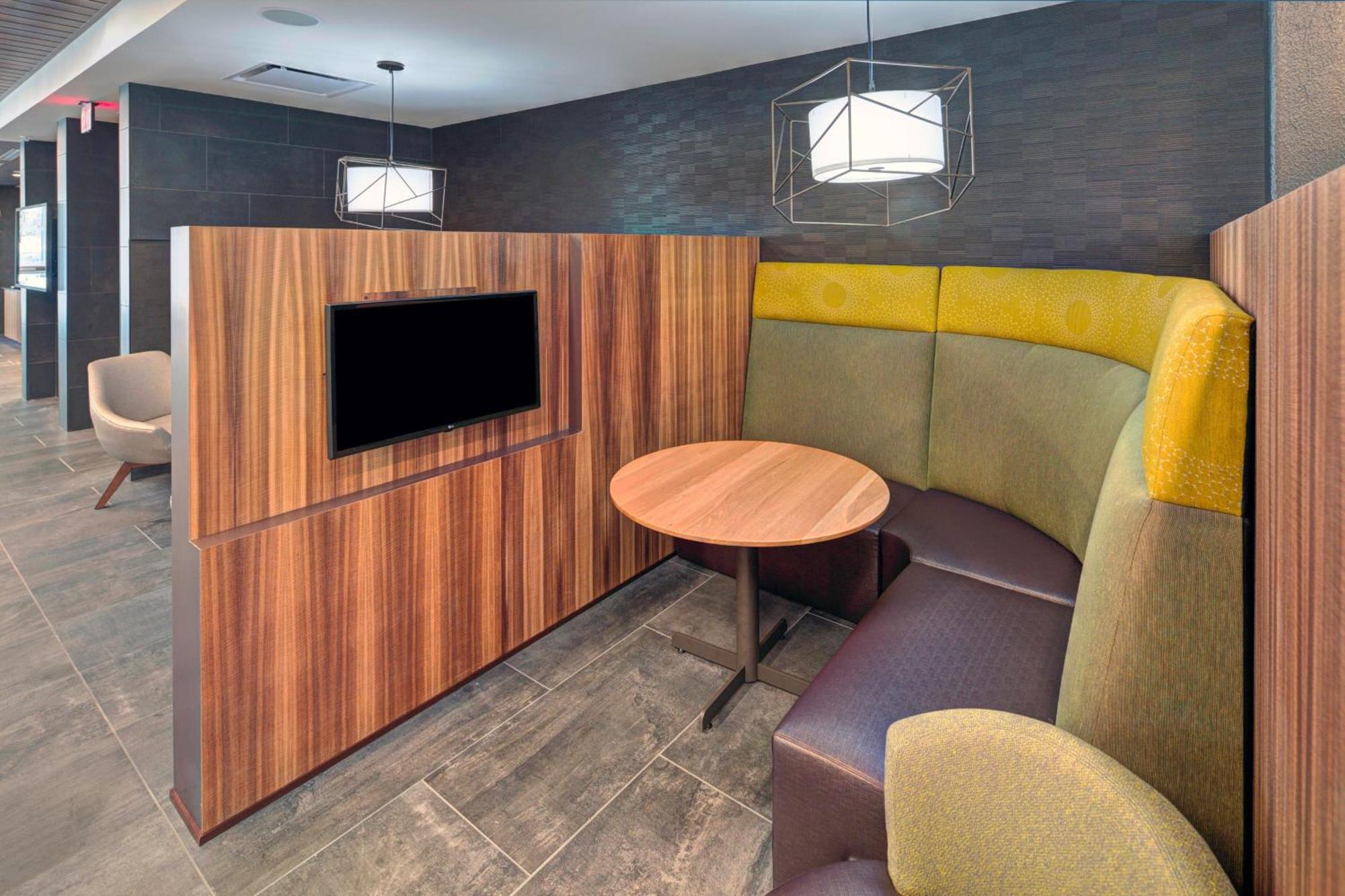 Courtyard By Marriott Appleton Riverfront Bagian luar foto