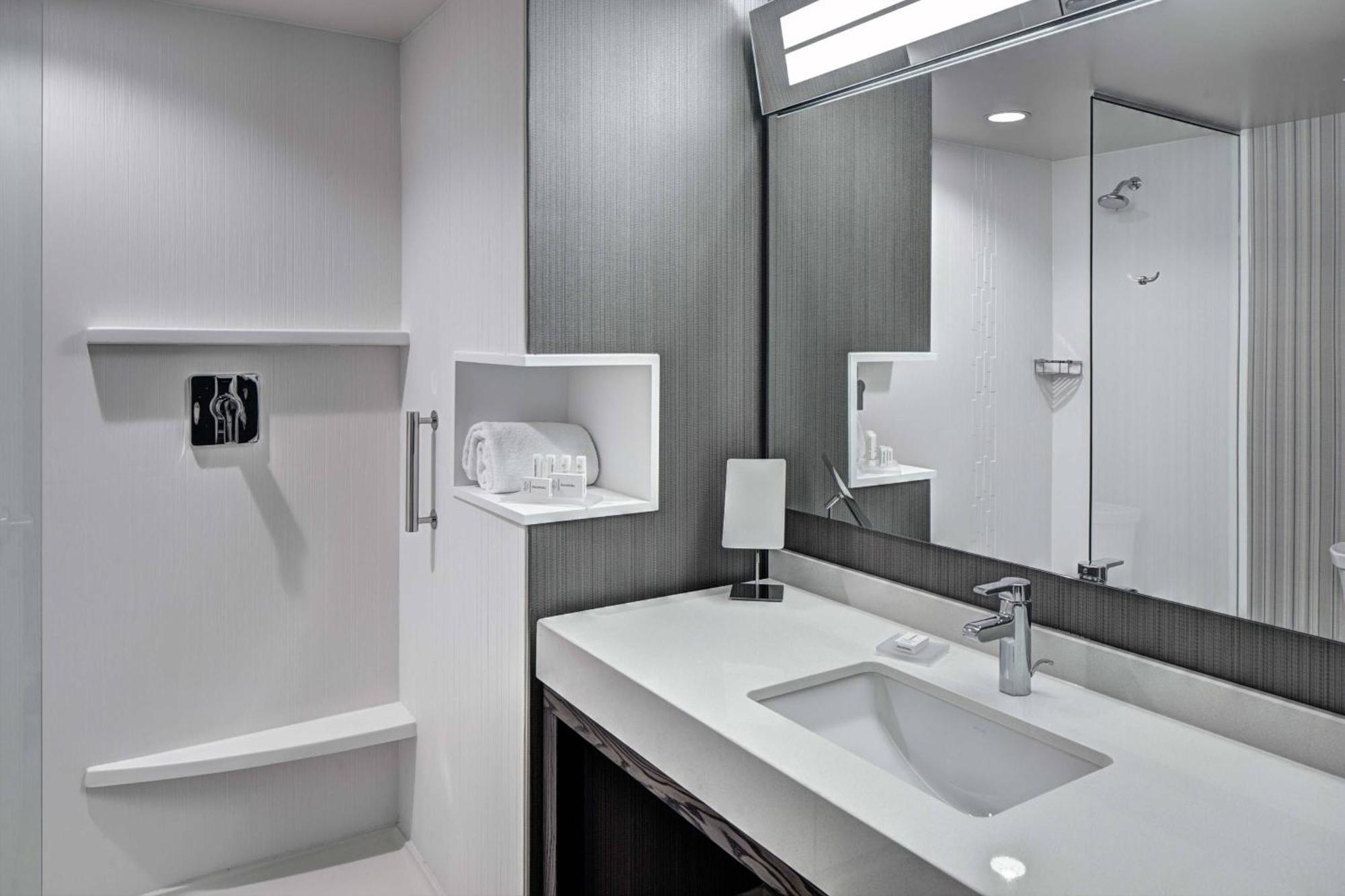 Courtyard By Marriott Appleton Riverfront Bagian luar foto