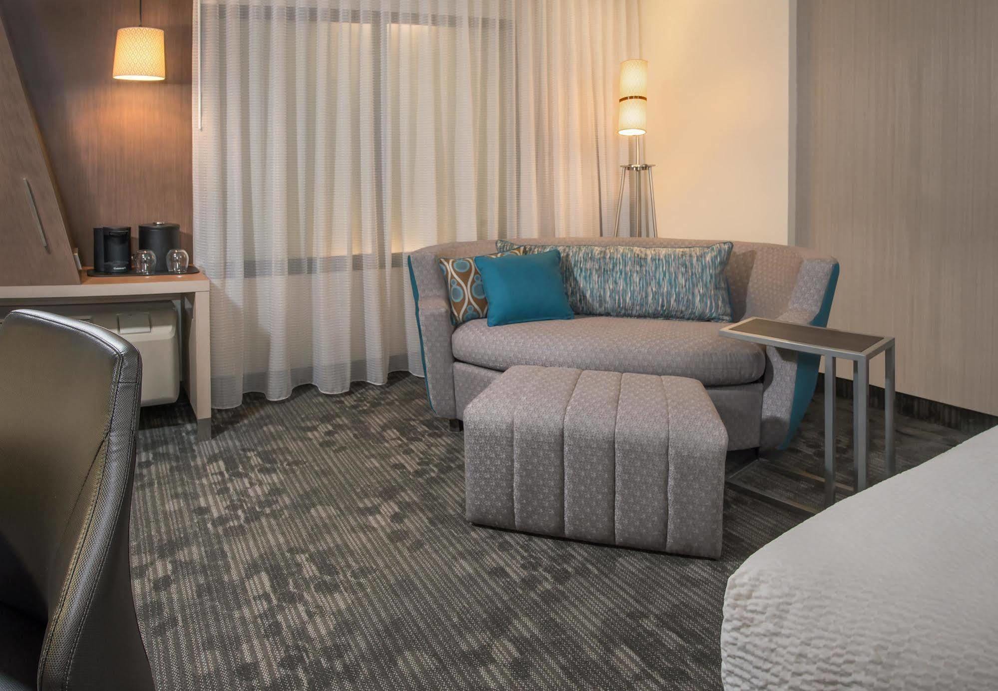 Courtyard By Marriott Appleton Riverfront Bagian luar foto